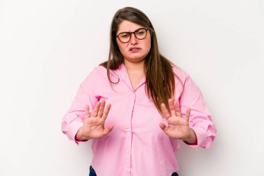 Beyaz arka planda izole edilmiş beyaz tenli genç beyaz kadın tiksinti belirtisi gösteren birini reddediyor..