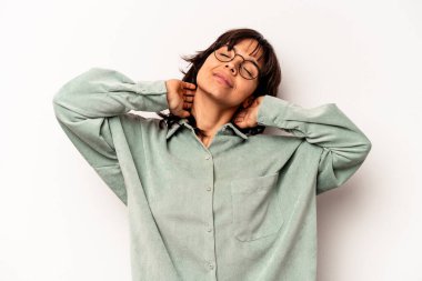 Beyaz arka planda izole edilmiş genç bir İspanyol kadın kendini güvende hissediyor, elleri başının arkasında..