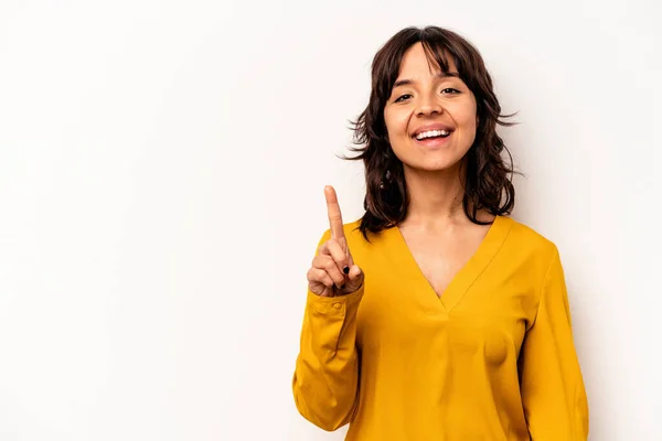 Ung Latinamerikansk Kvinna Isolerad Vit Bakgrund Visar Nummer Ett Med — Stockfoto