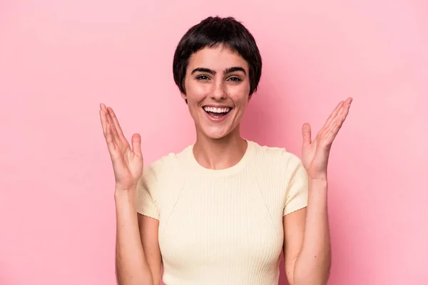 Joven Mujer Caucásica Aislada Sobre Fondo Rosa Ríe Voz Alta — Foto de Stock