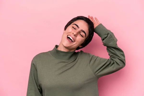 Joven Mujer Caucásica Aislada Sobre Fondo Rosa Bailando Divirtiéndose —  Fotos de Stock