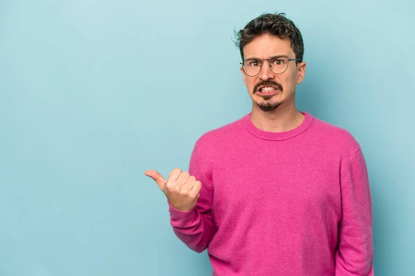 Jonge Blanke Man Geïsoleerd Blauwe Achtergrond Geschokt Wijzend Met Wijsvingers — Stockfoto