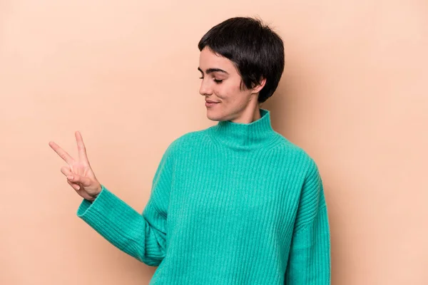 Mujer Joven Caucásica Aislada Sobre Fondo Beige Alegre Despreocupada Mostrando — Foto de Stock