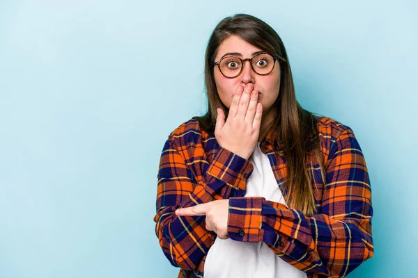 Jeune Femme Caucasienne Surpoids Isolé Sur Fond Bleu Pointant Vers — Photo