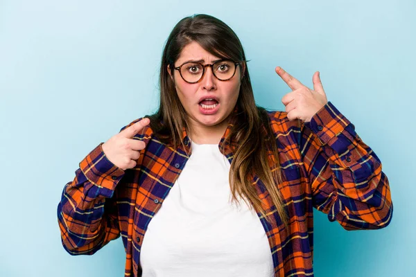 Jonge Blanke Vrouw Met Overgewicht Geïsoleerd Blauwe Achtergrond Tonen Een — Stockfoto
