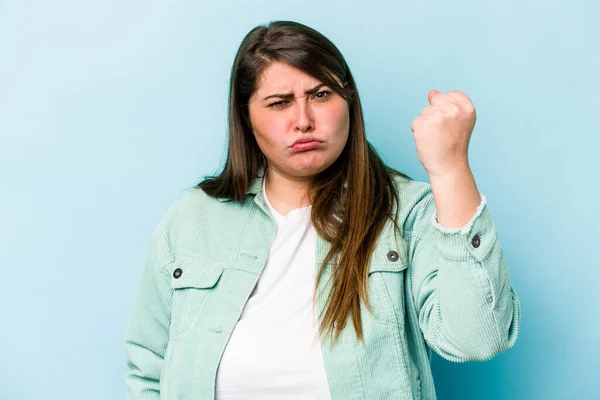 Jonge Blanke Vrouw Met Overgewicht Geïsoleerd Blauwe Achtergrond Tonen Vuist — Stockfoto