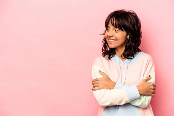 Jovem Hispânica Isolada Fundo Rosa Sorrindo Confiante Com Braços Cruzados — Fotografia de Stock