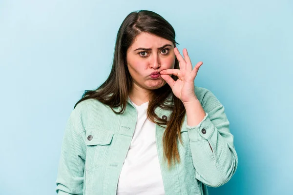 Jovem Mulher Branca Com Sobrepeso Isolado Fundo Azul Com Dedos — Fotografia de Stock