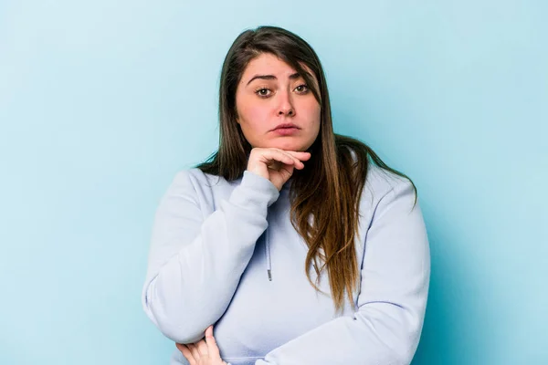 Jonge Blanke Vrouw Met Overgewicht Geïsoleerd Blauwe Achtergrond Verdacht Onzeker — Stockfoto