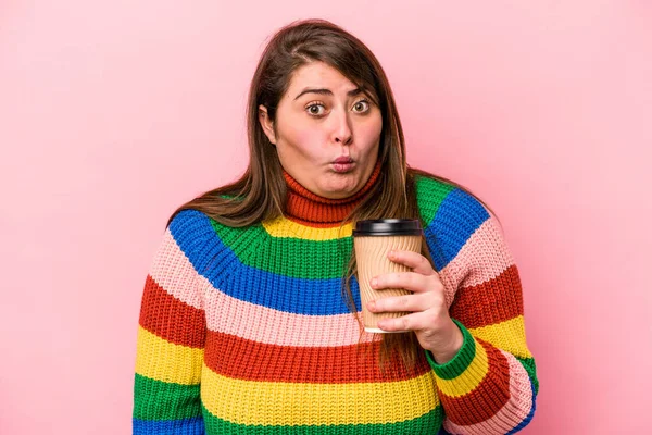 Junge Kaukasische Übergewichtige Frau Mit Kaffee Zum Mitnehmen Isoliert Auf — Stockfoto