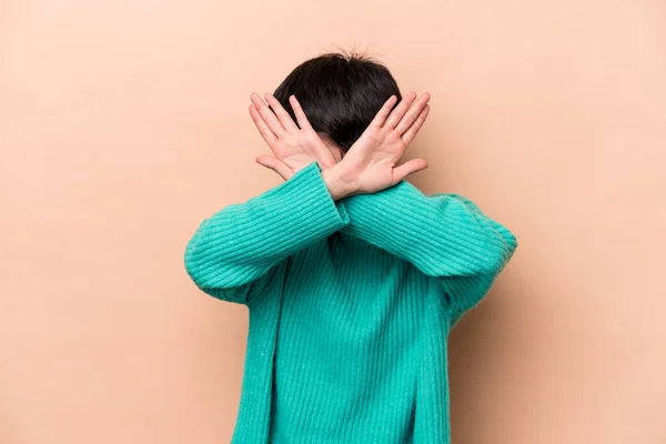 Young Caucasian Woman Isolated Beige Background Keeping Two Arms Crossed — Stock Photo, Image