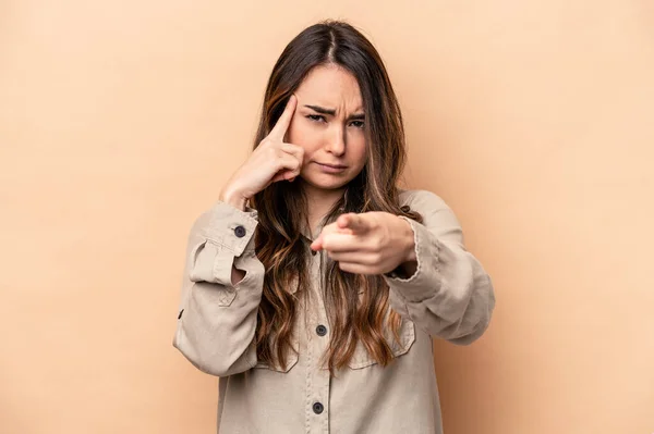 Giovane Donna Caucasica Isolata Sfondo Beige Puntando Tempio Con Dito — Foto Stock