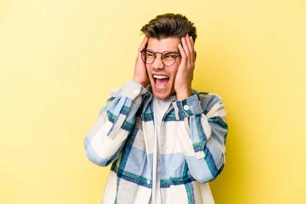 Joven Hombre Caucásico Aislado Sobre Fondo Amarillo Cubriendo Las Orejas — Foto de Stock