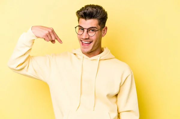 Giovane Uomo Caucasico Isolato Sfondo Giallo Persona Che Punta Mano — Foto Stock