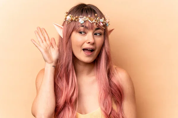 Mladý Elf Žena Růžovými Vlasy Izolované Béžové Pozadí Snaží Poslouchat — Stock fotografie