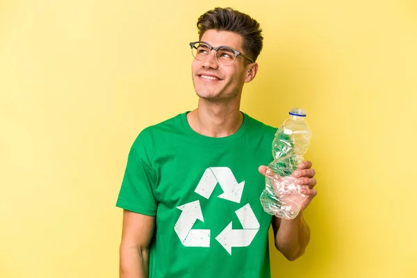 Mladý Běloch Drží Láhev Plastu Recyklaci Izolované Žlutém Pozadí Snění — Stock fotografie
