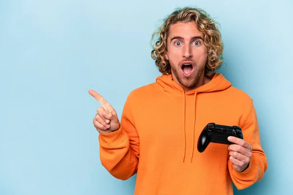 Young Caucasian Man Playing Video Game Controller Isolated Blue Background — Fotografia de Stock