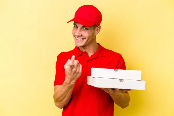 Young Delivery Caucasian Man Holding Pizzas Isolated Yellow Background Pointing — ストック写真