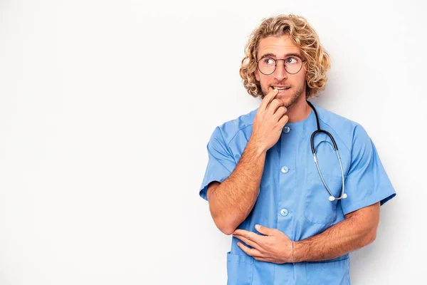 Young Nurse Caucasian Man Isolated White Background Relaxed Thinking Something — Stockfoto