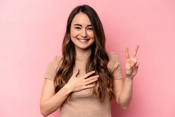 Mulher Caucasiana Jovem Isolado Fundo Rosa Fazendo Juramento Colocando Mão — Fotografia de Stock