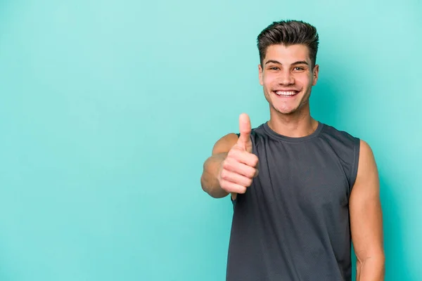 Jonge Blanke Man Geïsoleerd Blauwe Achtergrond Glimlachen Het Verhogen Van — Stockfoto