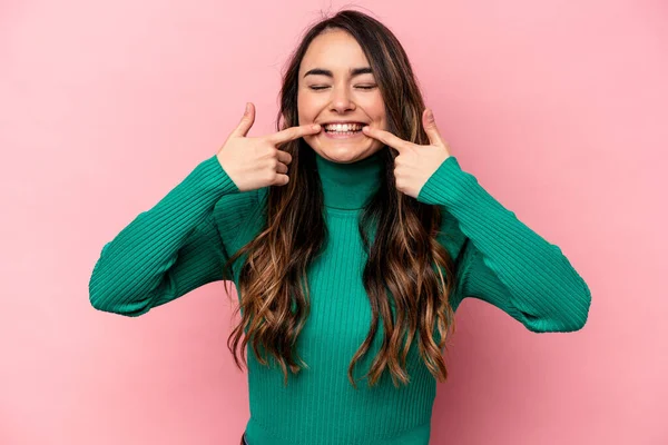 Mujer Joven Caucásica Aislada Sobre Fondo Rosa Sonríe Señalando Con — Foto de Stock