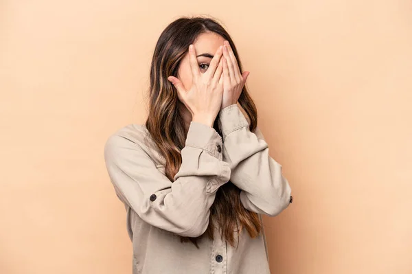 Jeune Femme Caucasienne Isolée Sur Fond Beige Cligner Des Yeux — Photo