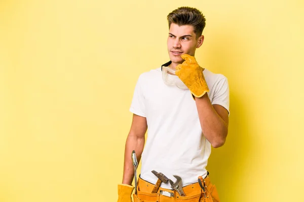 Young Electrician Caucasian Man Isolated Yellow Background Relaxed Thinking Something — Stock Fotó
