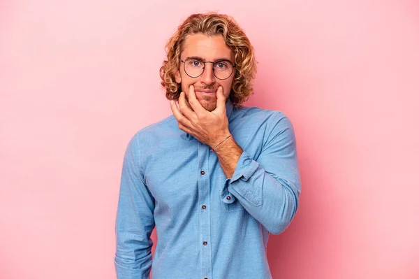 Jonge Blanke Man Geïsoleerd Roze Achtergrond Twijfelen Tussen Twee Opties — Stockfoto