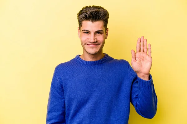 Jovem Caucasiano Isolado Fundo Amarelo Sorrindo Alegre Mostrando Número Cinco — Fotografia de Stock