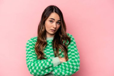 Pembe arka planda soyutlanmış, sıkılmış, yorgun ve dinlenmeye ihtiyacı olan beyaz bir kadın..