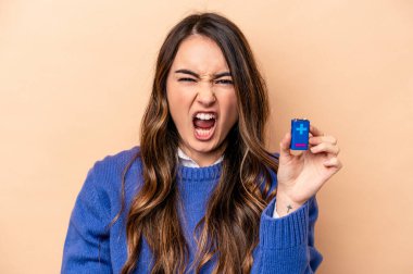 Çok sinirli ve agresif bağırıyordu..