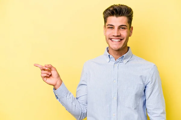 Νεαρός Καυκάσιος Άνδρας Απομονωμένος Κίτρινο Φόντο Χαμογελώντας Χαρούμενα Δείχνοντας Δείκτη — Φωτογραφία Αρχείου