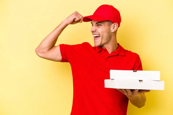 Young Delivery Caucasian Man Holding Pizzas Isolated Yellow Background Raising — ストック写真