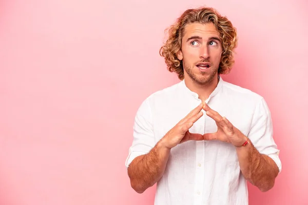 Jovem Caucasiano Isolado Sobre Fundo Rosa Fazendo Plano Mente Estabelecendo — Fotografia de Stock