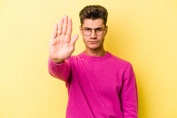 Young Caucasian Man Isolated Yellow Background Standing Outstretched Hand Showing — Stock Photo, Image