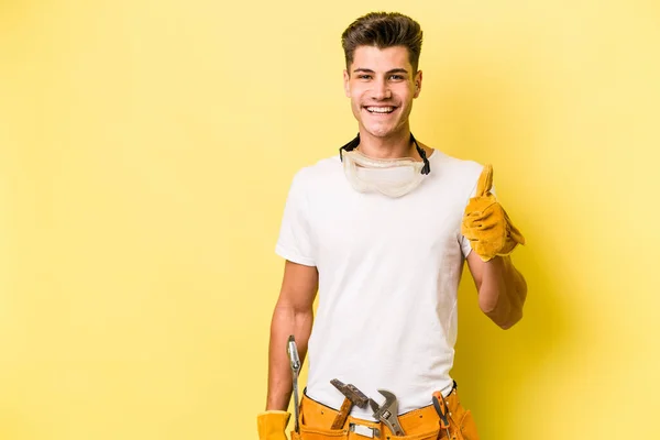 Jovem Eletricista Caucasiano Homem Isolado Fundo Amarelo Sorrindo Levantando Polegar — Fotografia de Stock