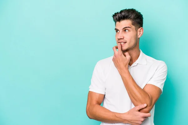 Joven Hombre Caucásico Aislado Sobre Fondo Azul Mirando Lado Con — Foto de Stock