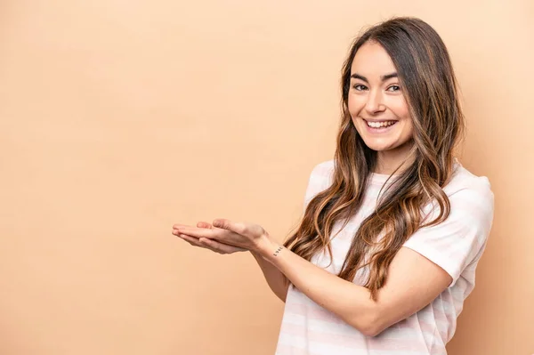 Mulher Caucasiana Jovem Isolada Fundo Bege Segurando Espaço Cópia Uma — Fotografia de Stock