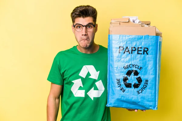 Junger Kaukasischer Mann Mit Einer Recyclingtüte Voller Papier Zum Recyceln — Stockfoto