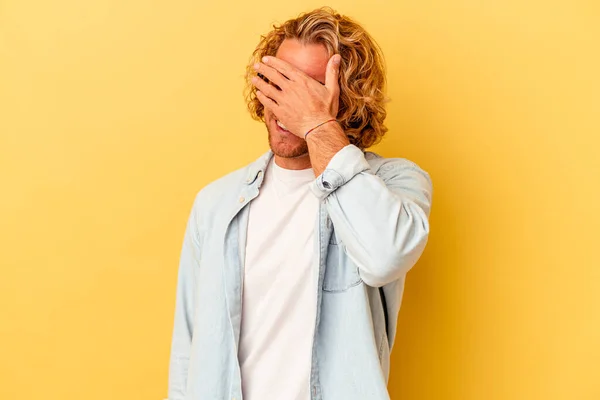 Junger Kaukasischer Mann Isoliert Auf Gelbem Hintergrund Bedeckt Augen Mit — Stockfoto