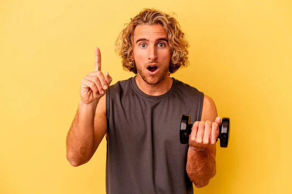 Young Sport Man Making Weightlifting Isolated Yellow Background Having Idea — Stockfoto