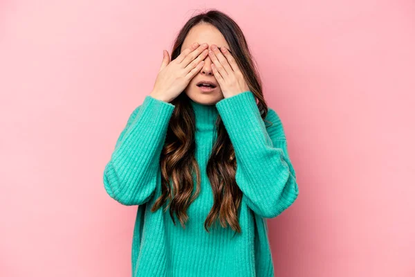 Ung Kaukasisk Kvinna Isolerad Rosa Bakgrund Rädd Täcka Ögon Med — Stockfoto