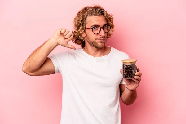 Young Caucasian Man Holding Coffee Jar Isolated Pink Background Feels — Zdjęcie stockowe