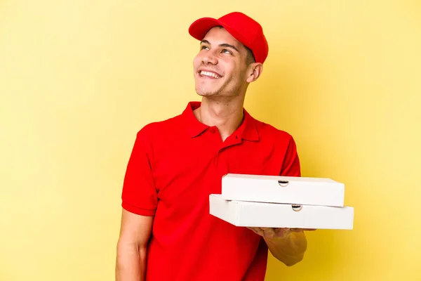 Young Delivery Caucasian Man Holding Pizzas Isolated Yellow Background Dreaming — ストック写真
