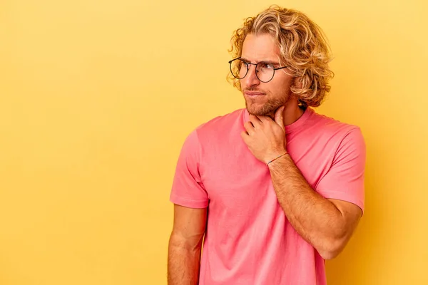 Young Caucasian Man Isolated Yellow Background Touching Back Head Thinking — Stock Photo, Image