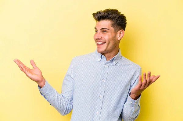 Jonge Blanke Man Geïsoleerd Gele Achtergrond Vrolijk Lachen Veel Geluksconcept — Stockfoto