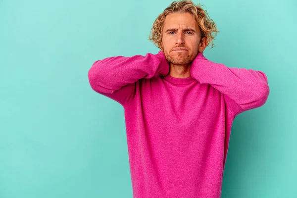 Young Caucasian Man Isolated Blue Background Touching Back Head Thinking — Stock Photo, Image