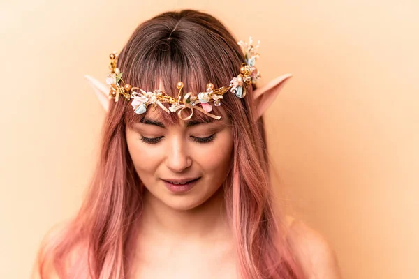 Mladý Elf Žena Růžovými Vlasy Izolované Béžové Pozadí — Stock fotografie