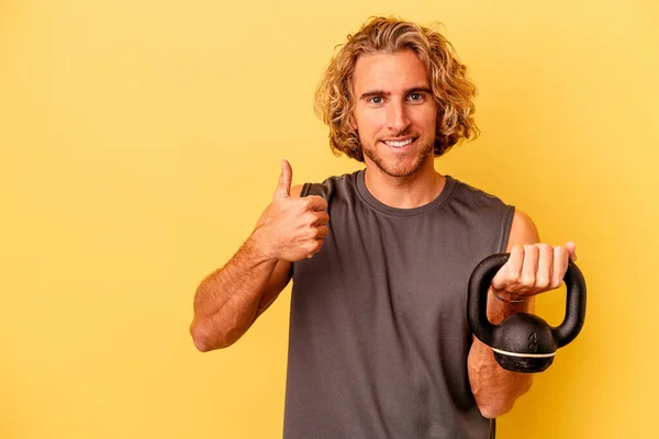 Young Sport Man Making Weightlifting Isolated Yellow Background Smiling Raising — ストック写真